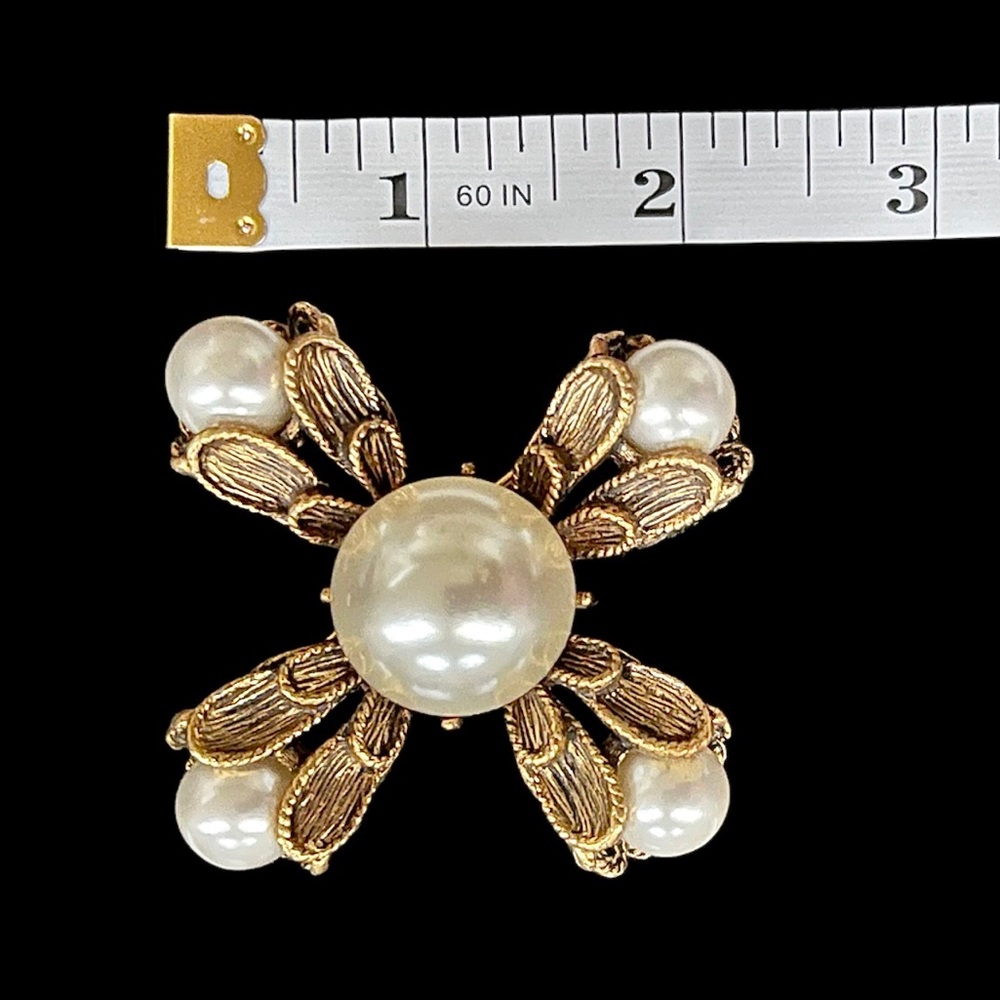 Vintage goldtone brooch/pin. Excellent condition